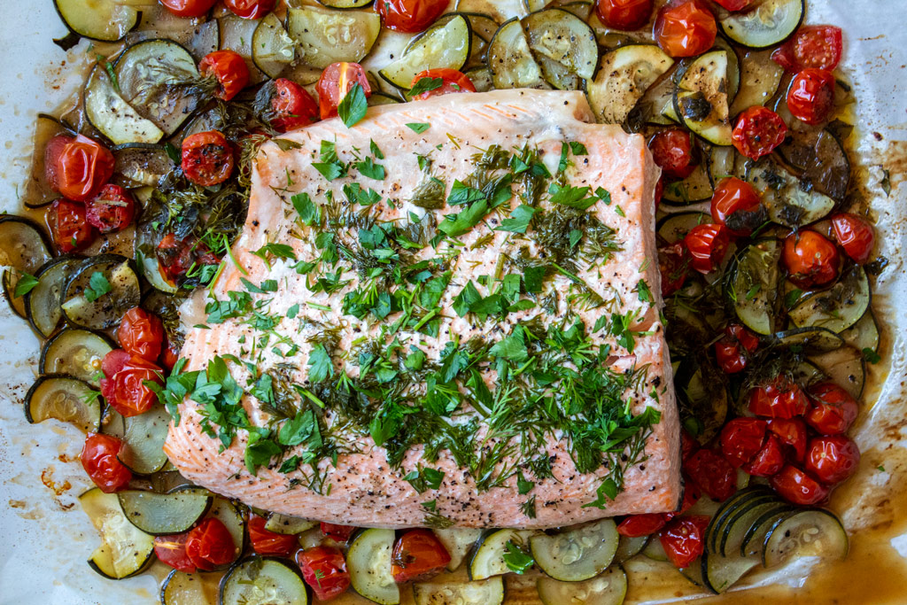Parchment Baked Salmon with Zucchini and Tomatoes
